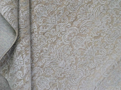 Handgeknüpfter Damask Orientteppich von Khademi aus Wolle mit Viskose, beige, grau, greige. Modernes Vintage-Design. Von Hand geknüpft in Indien. Größe: 242x170cm. Teppichnummer: KB4-1696. Verkauf durch Jupiter Intl.