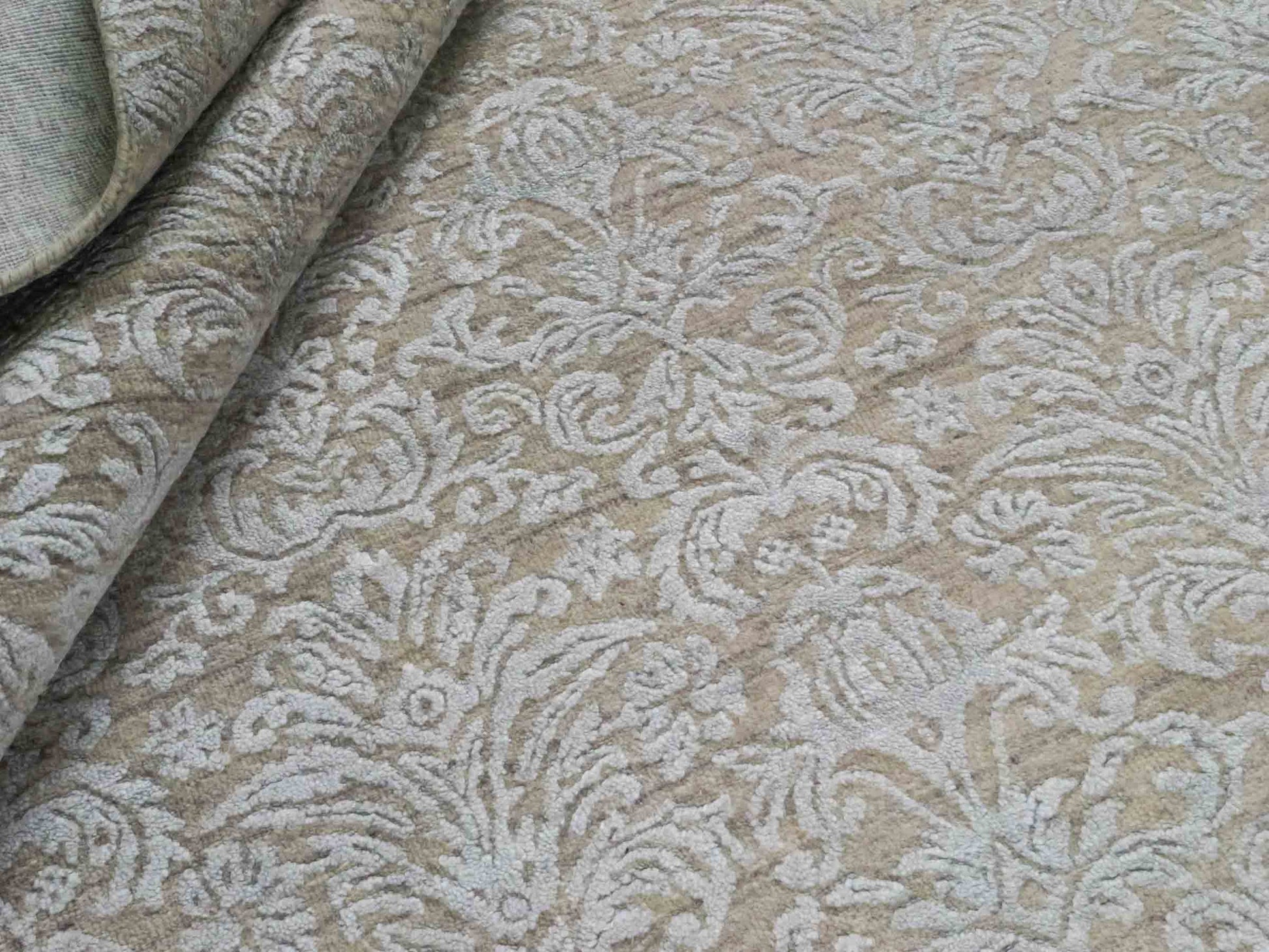 Handgeknüpfter Damask Orientteppich von Khademi aus Wolle mit Viskose, beige, grau, greige. Modernes Vintage-Design. Von Hand geknüpft in Indien. Größe: 242x170cm. Teppichnummer: KB4-1696. Verkauf durch Jupiter Intl.