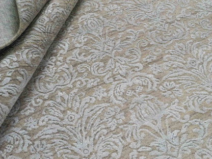Handgeknüpfter Damask Orientteppich von Khademi aus Wolle mit Viskose, beige, grau, greige. Modernes Vintage-Design. Von Hand geknüpft in Indien. Größe: 242x170cm. Teppichnummer: KB4-1696. Verkauf durch Jupiter Intl.