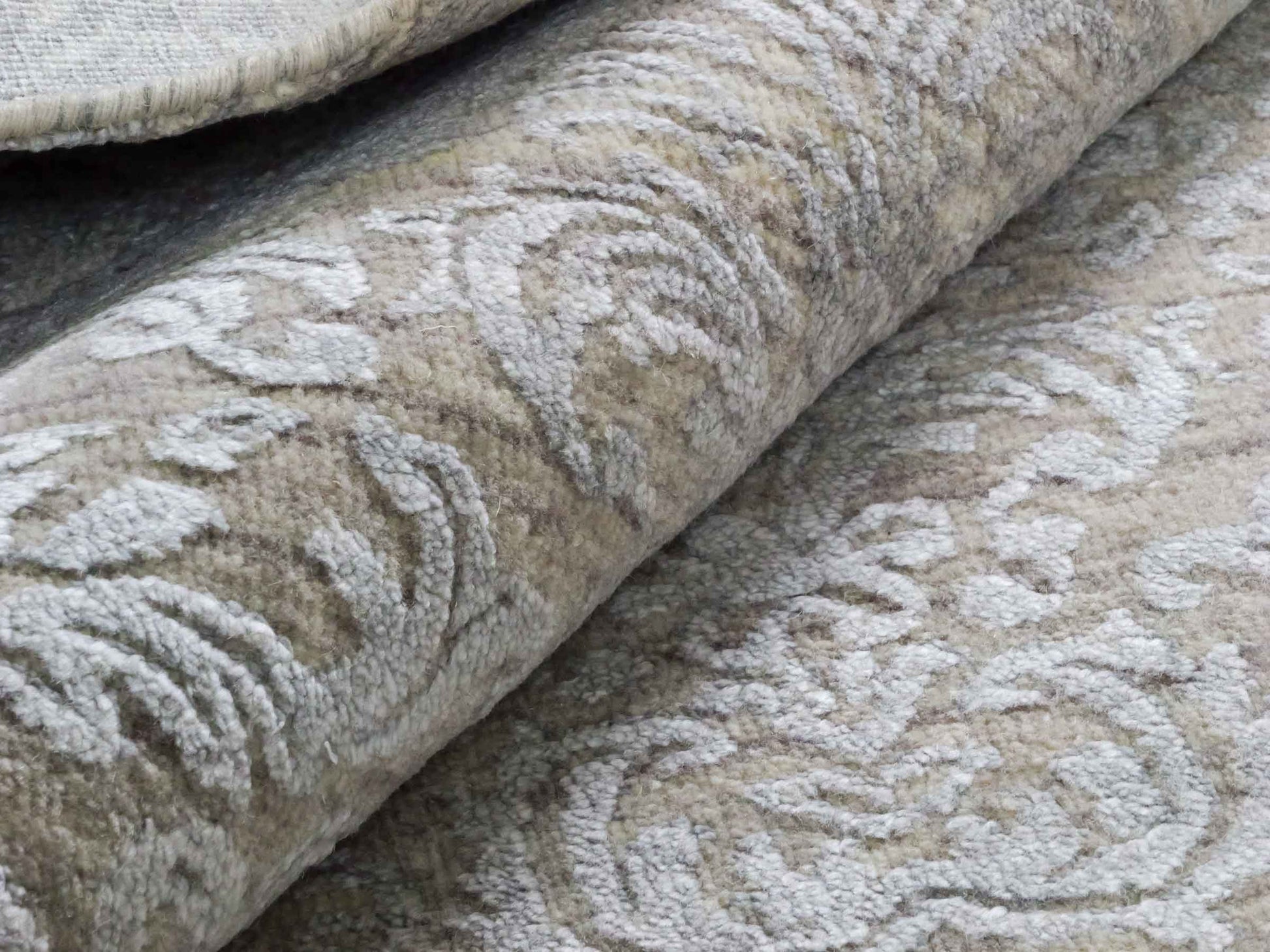 Handgeknüpfter Damask Orientteppich von Khademi aus Wolle mit Viskose, beige, grau, greige. Modernes Vintage-Design. Von Hand geknüpft in Indien. Größe: 242x170cm. Teppichnummer: KB4-1696. Verkauf durch Jupiter Intl.