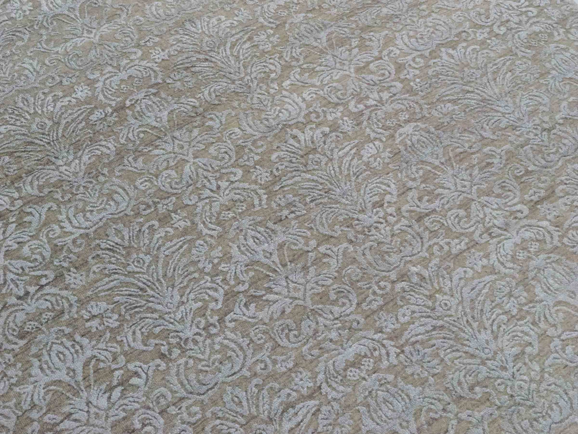 Handgeknüpfter Damask Orientteppich von Khademi aus Wolle mit Viskose, beige, grau, greige. Modernes Vintage-Design. Von Hand geknüpft in Indien. Größe: 242x170cm. Teppichnummer: KB4-1696. Verkauf durch Jupiter Intl.