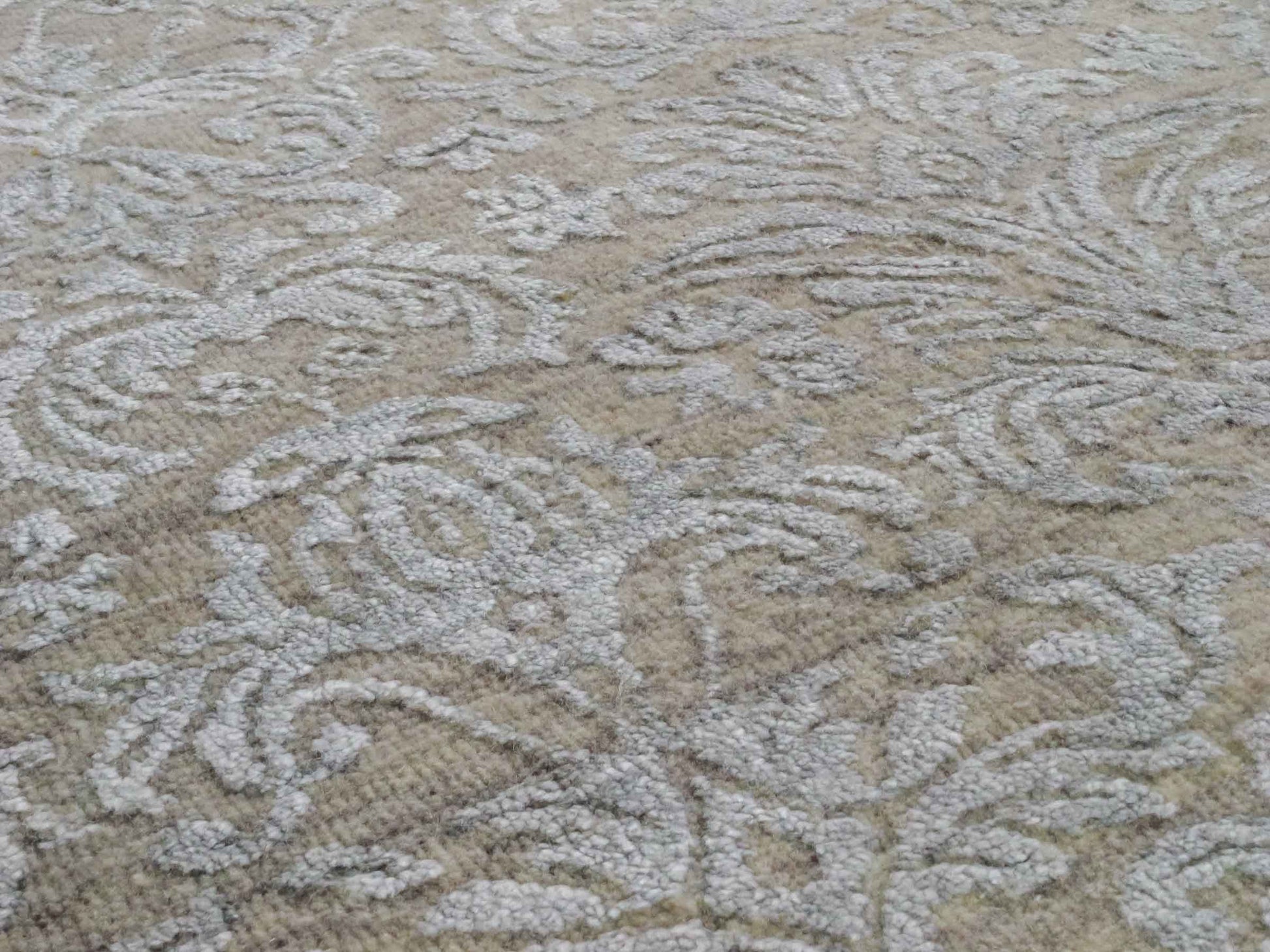 Handgeknüpfter Damask Orientteppich von Khademi aus Wolle mit Viskose, beige, grau, greige. Modernes Vintage-Design. Von Hand geknüpft in Indien. Größe: 242x170cm. Teppichnummer: KB4-1696. Verkauf durch Jupiter Intl.