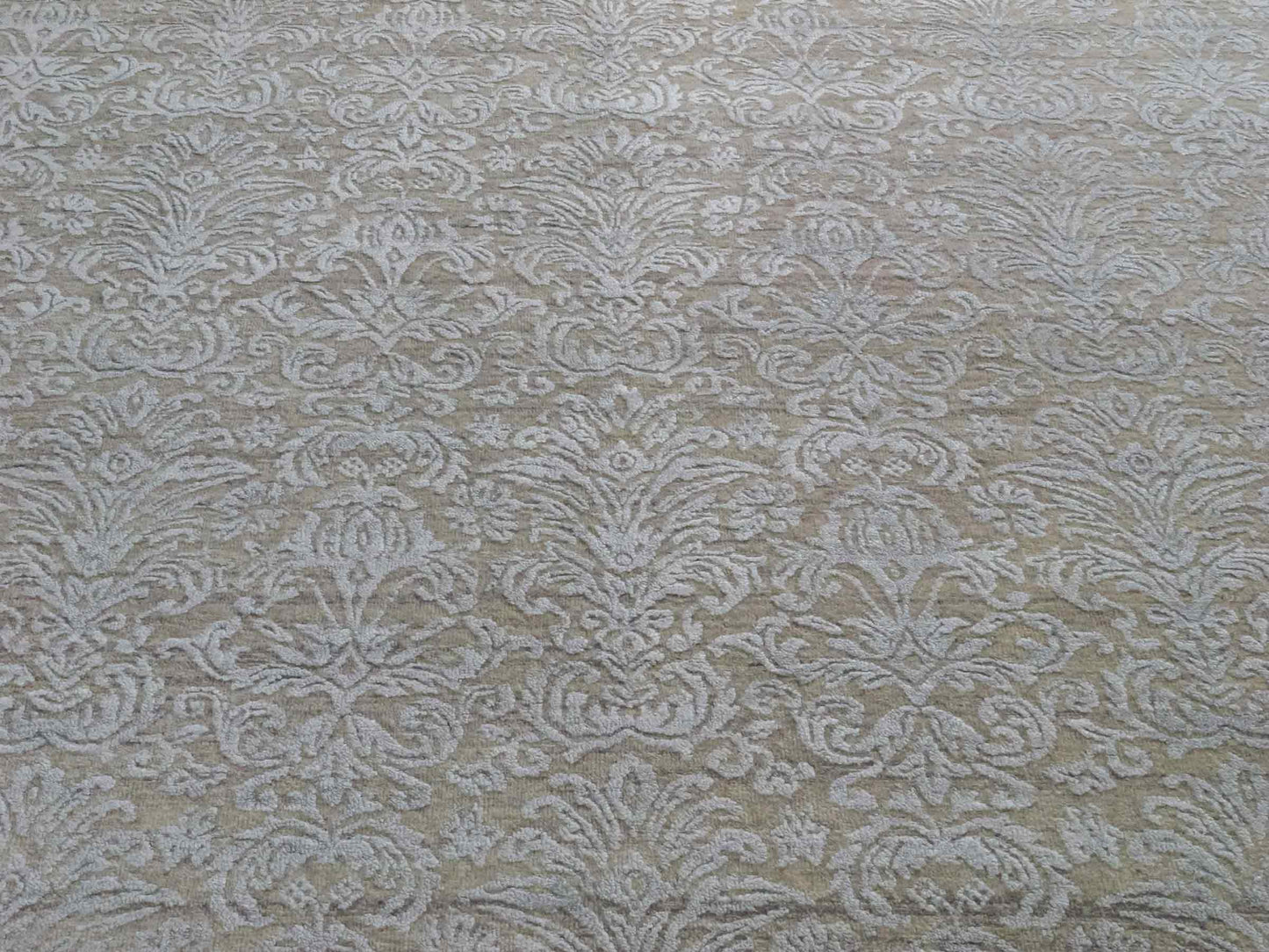 Handgeknüpfter Damask Orientteppich von Khademi aus Wolle mit Viskose, beige, grau, greige. Modernes Vintage-Design. Von Hand geknüpft in Indien. Größe: 242x170cm. Teppichnummer: KB4-1696. Verkauf durch Jupiter Intl.