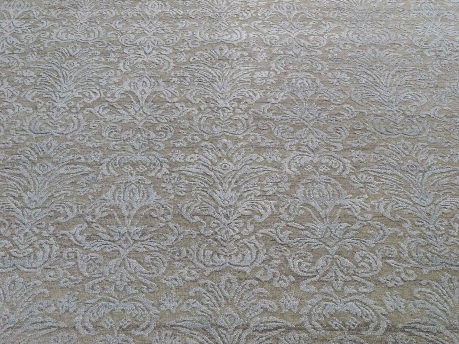 Handgeknüpfter Damask Orientteppich von Khademi aus Wolle mit Viskose, beige, grau, greige. Modernes Vintage-Design. Von Hand geknüpft in Indien. Größe: 242x170cm. Teppichnummer: KB4-1696. Verkauf durch Jupiter Intl.