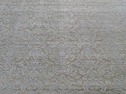 Handgeknüpfter Damask Orientteppich von Khademi aus Wolle mit Viskose, beige, grau, greige. Modernes Vintage-Design. Von Hand geknüpft in Indien. Größe: 242x170cm. Teppichnummer: KB4-1696. Verkauf durch Jupiter Intl.