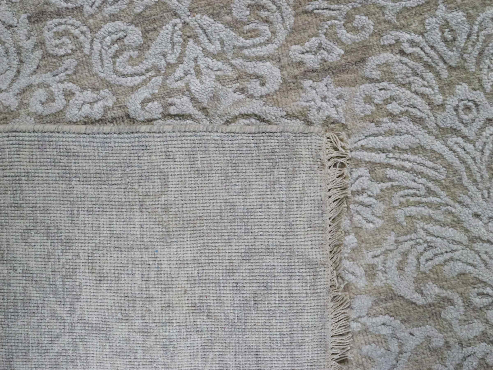 Handgeknüpfter Damask Orientteppich von Khademi aus Wolle mit Viskose, beige, grau, greige. Modernes Vintage-Design. Von Hand geknüpft in Indien. Größe: 242x170cm. Teppichnummer: KB4-1696. Verkauf durch Jupiter Intl.