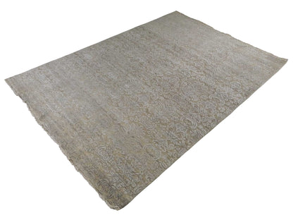 Handgeknüpfter Damask Orientteppich von Khademi aus Wolle mit Viskose, beige, grau, greige. Modernes Vintage-Design. Von Hand geknüpft in Indien. Größe: 242x170cm. Teppichnummer: KB4-1696. Verkauf durch Jupiter Intl.