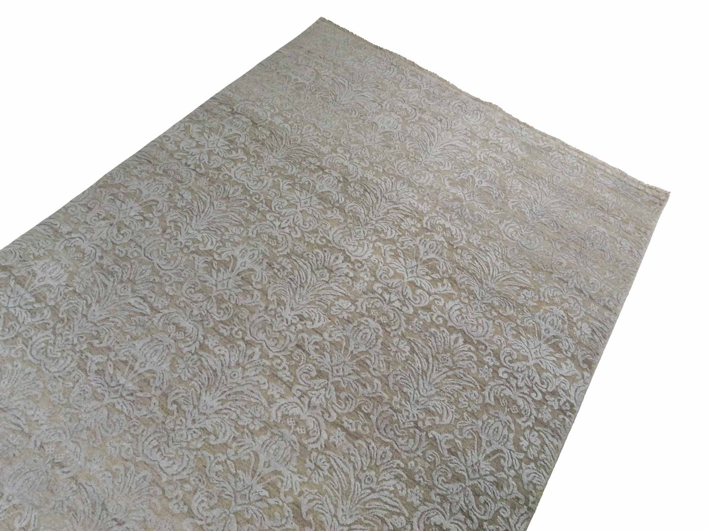 Handgeknüpfter Damask Orientteppich von Khademi aus Wolle mit Viskose, beige, grau, greige. Modernes Vintage-Design. Von Hand geknüpft in Indien. Größe: 242x170cm. Teppichnummer: KB4-1696. Verkauf durch Jupiter Intl.