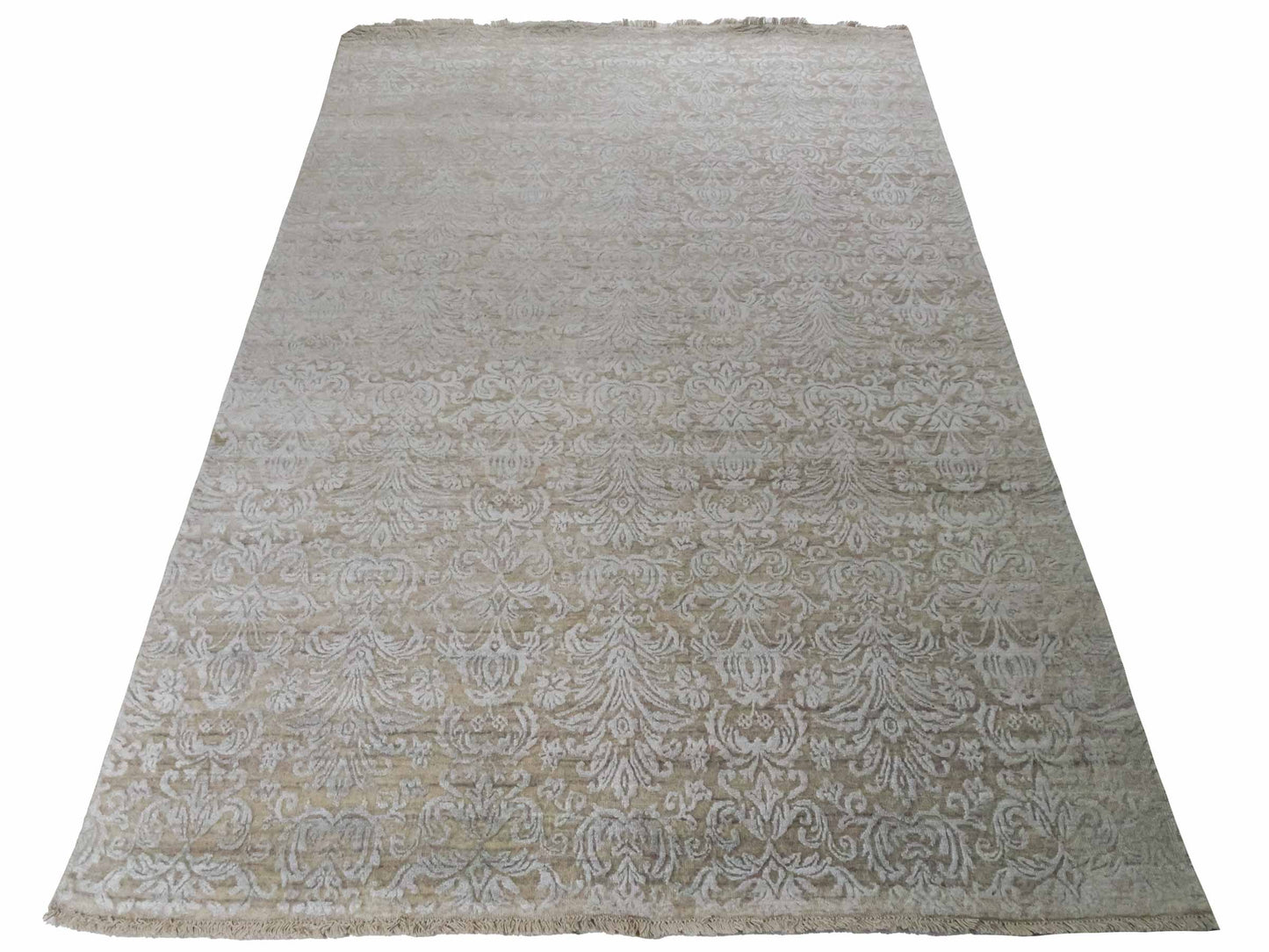 Handgeknüpfter Damask Orientteppich von Khademi aus Wolle mit Viskose, beige, grau, greige. Modernes Vintage-Design. Von Hand geknüpft in Indien. Größe: 242x170cm. Teppichnummer: KB4-1696. Verkauf durch Jupiter Intl.