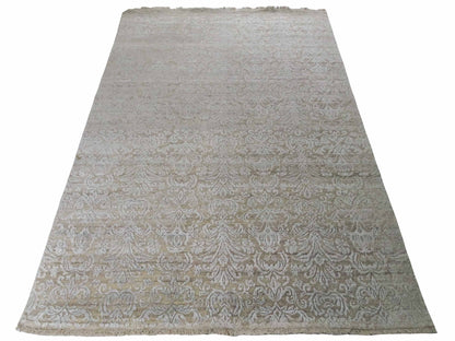 Handgeknüpfter Damask Orientteppich von Khademi aus Wolle mit Viskose, beige, grau, greige. Modernes Vintage-Design. Von Hand geknüpft in Indien. Größe: 242x170cm. Teppichnummer: KB4-1696. Verkauf durch Jupiter Intl.