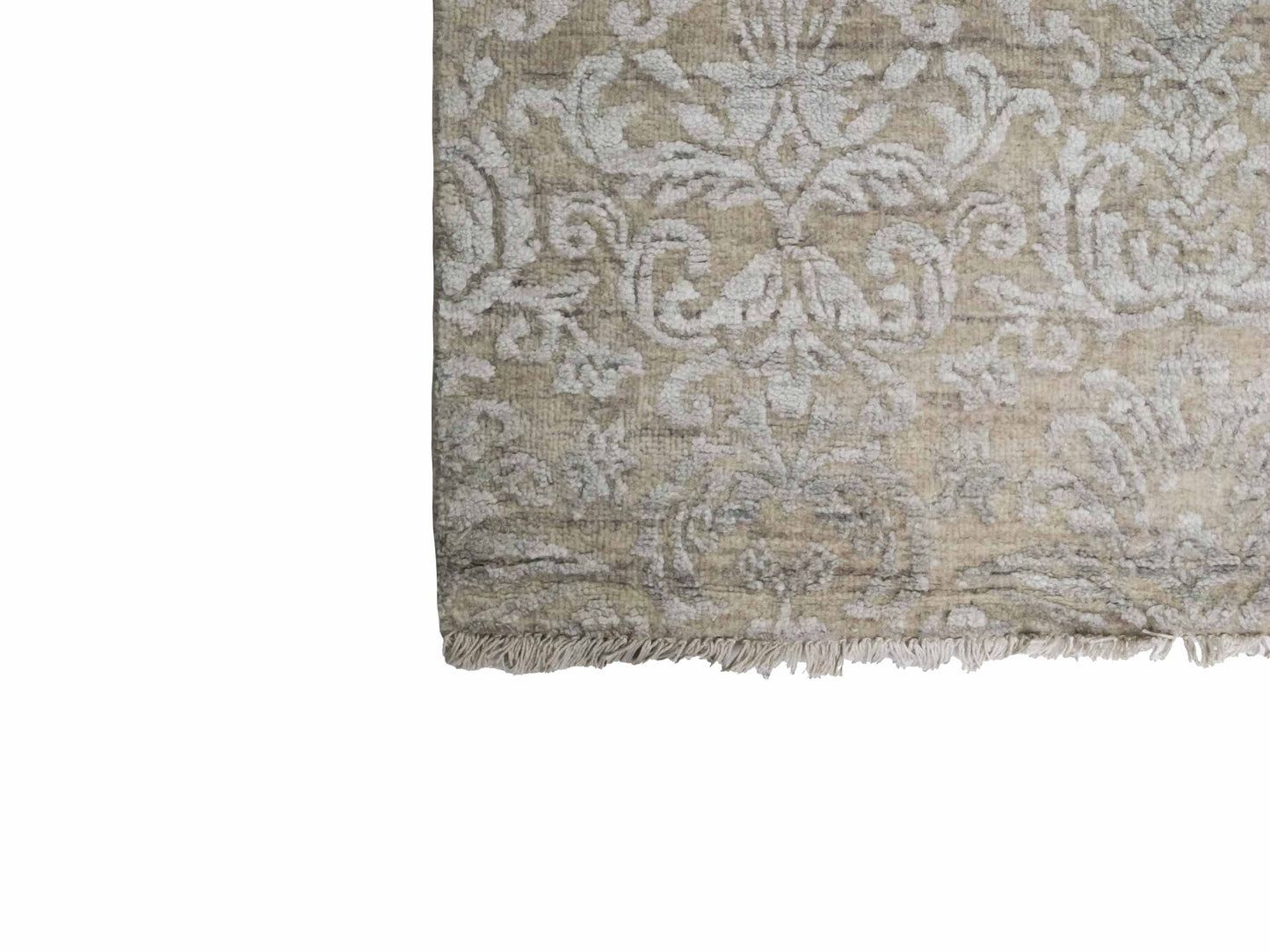 Handgeknüpfter Damask Orientteppich von Khademi aus Wolle mit Viskose, beige, grau, greige. Modernes Vintage-Design. Von Hand geknüpft in Indien. Größe: 242x170cm. Teppichnummer: KB4-1696. Verkauf durch Jupiter Intl.