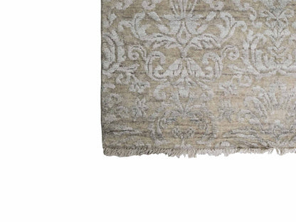 Handgeknüpfter Damask Orientteppich von Khademi aus Wolle mit Viskose, beige, grau, greige. Modernes Vintage-Design. Von Hand geknüpft in Indien. Größe: 242x170cm. Teppichnummer: KB4-1696. Verkauf durch Jupiter Intl.