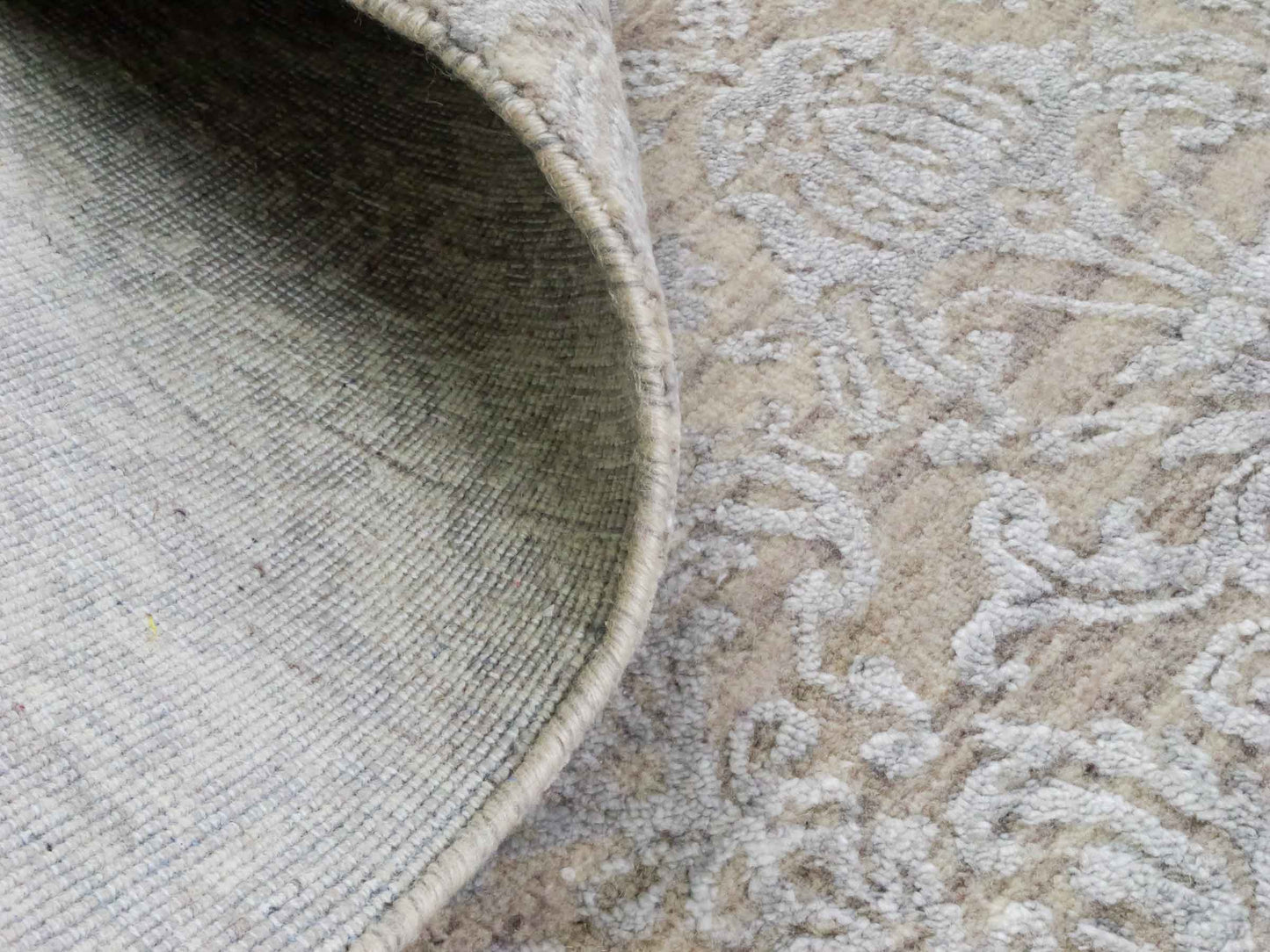 Handgeknüpfter Damask Orientteppich von Khademi aus Wolle mit Viskose, beige, grau, greige. Modernes Vintage-Design. Von Hand geknüpft in Indien. Größe: 242x170cm. Teppichnummer: KB4-1696. Verkauf durch Jupiter Intl.