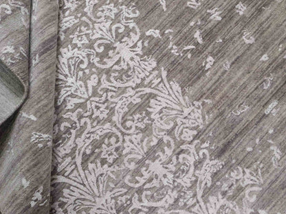 Handgeknüpfter Damask Orientteppich von Khademi aus Wolle mit Viskose, grau. Modernes Vintage-Design. Von Hand geknüpft in Indien. Größe: 243x171cm. Teppichnummer: KB4-1702. Verkauf durch Jupiter Intl.