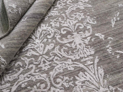 Handgeknüpfter Damask Orientteppich von Khademi aus Wolle mit Viskose, grau. Modernes Vintage-Design. Von Hand geknüpft in Indien. Größe: 243x171cm. Teppichnummer: KB4-1702. Verkauf durch Jupiter Intl.