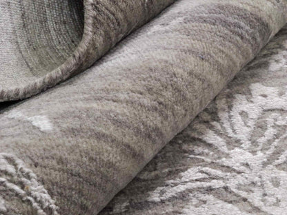 Handgeknüpfter Damask Orientteppich von Khademi aus Wolle mit Viskose, grau. Modernes Vintage-Design. Von Hand geknüpft in Indien. Größe: 243x171cm. Teppichnummer: KB4-1702. Verkauf durch Jupiter Intl.