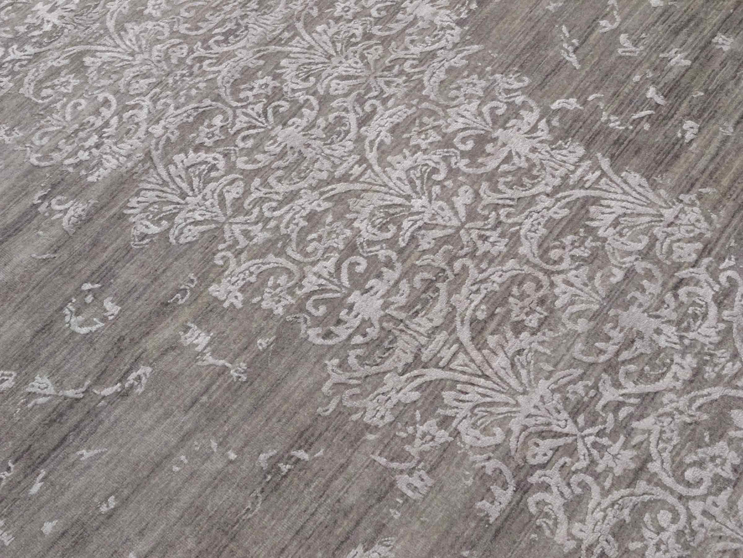 Handgeknüpfter Damask Orientteppich von Khademi aus Wolle mit Viskose, grau. Modernes Vintage-Design. Von Hand geknüpft in Indien. Größe: 243x171cm. Teppichnummer: KB4-1702. Verkauf durch Jupiter Intl.