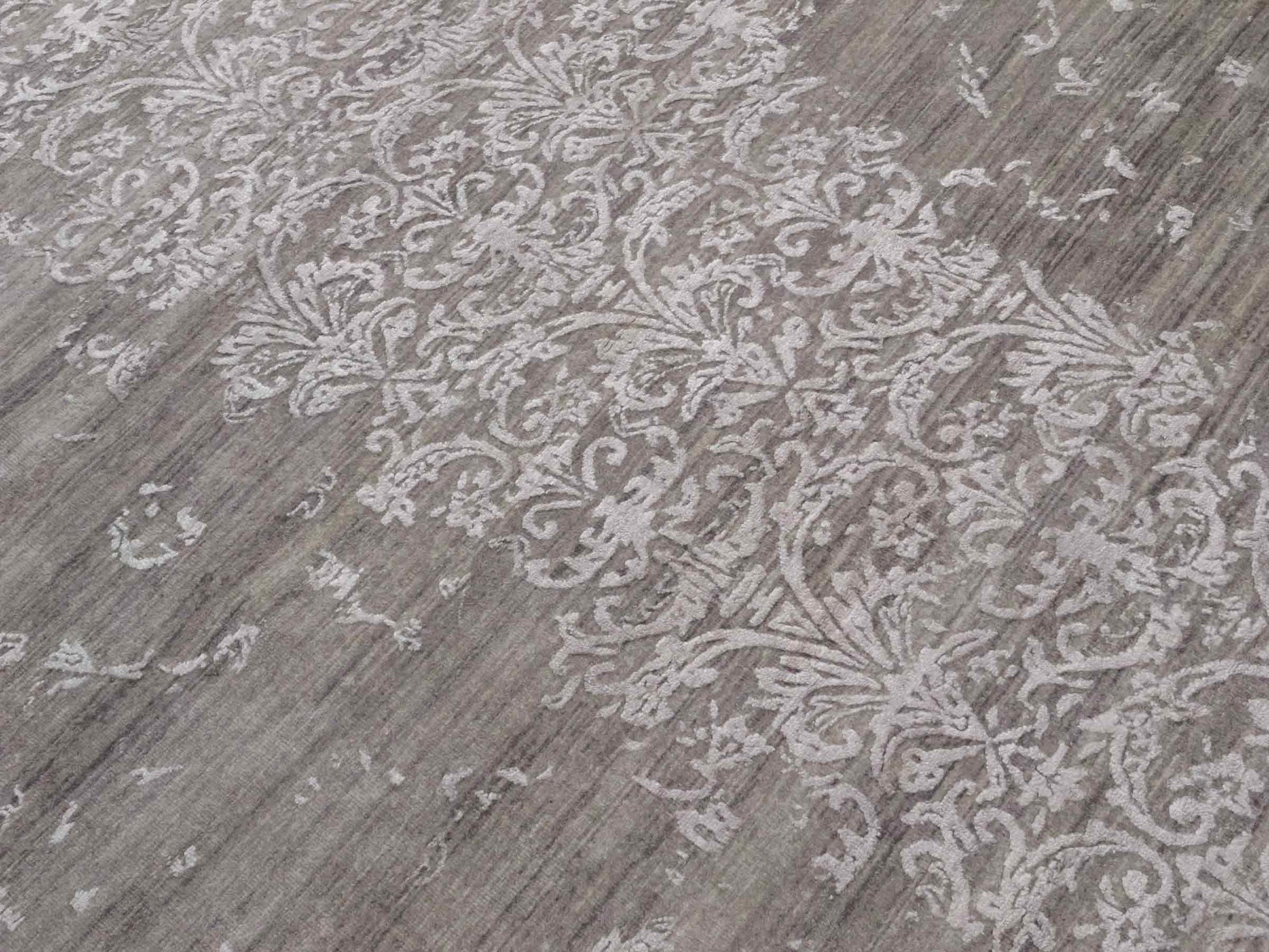 Handgeknüpfter Damask Orientteppich von Khademi aus Wolle mit Viskose, grau. Modernes Vintage-Design. Von Hand geknüpft in Indien. Größe: 243x171cm. Teppichnummer: KB4-1702. Verkauf durch Jupiter Intl.