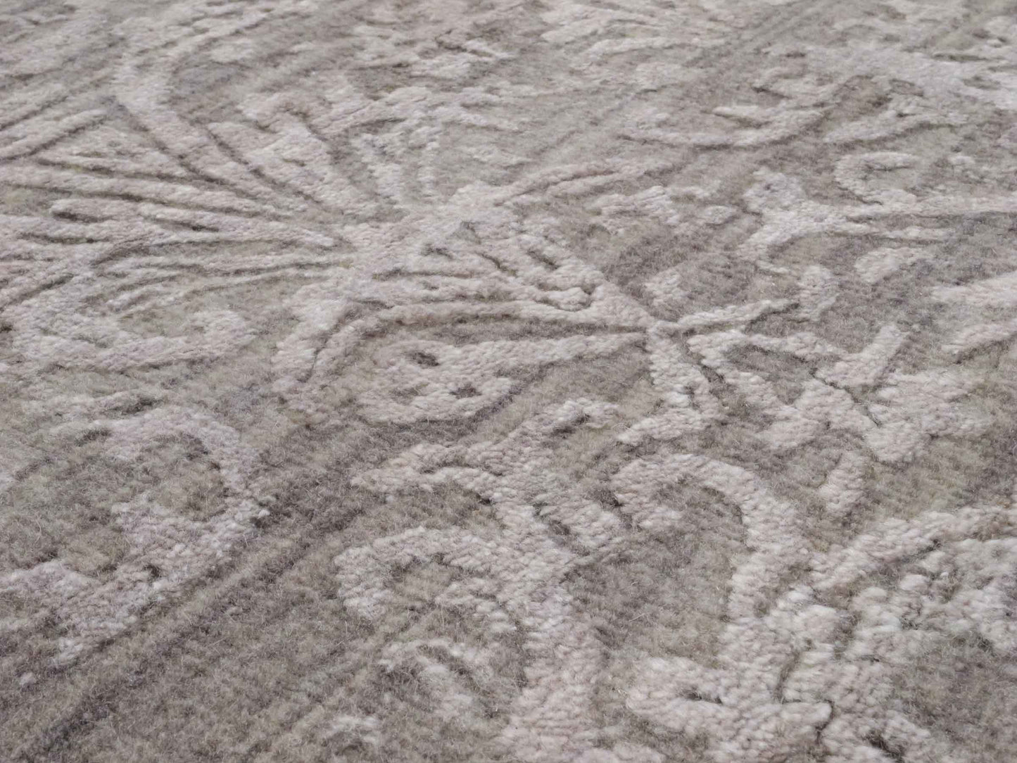 Handgeknüpfter Damask Orientteppich von Khademi aus Wolle mit Viskose, grau. Modernes Vintage-Design. Von Hand geknüpft in Indien. Größe: 243x171cm. Teppichnummer: KB4-1702. Verkauf durch Jupiter Intl.