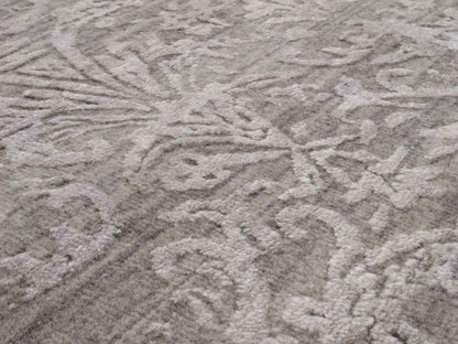 Handgeknüpfter Damask Orientteppich von Khademi aus Wolle mit Viskose, grau. Modernes Vintage-Design. Von Hand geknüpft in Indien. Größe: 243x171cm. Teppichnummer: KB4-1702. Verkauf durch Jupiter Intl.