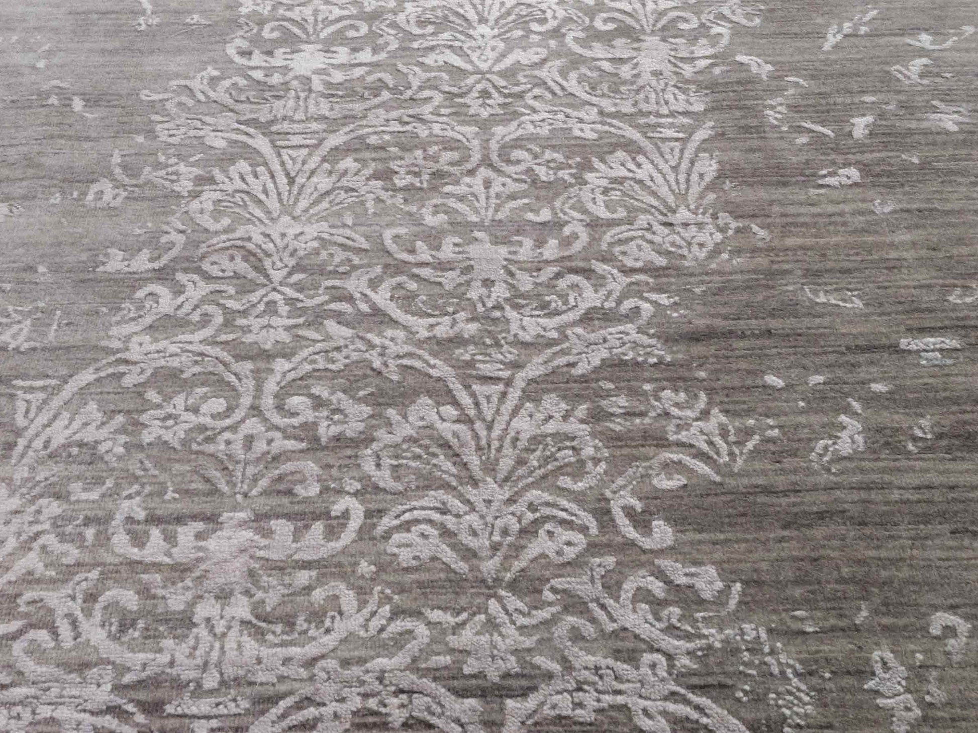 Handgeknüpfter Damask Orientteppich von Khademi aus Wolle mit Viskose, grau. Modernes Vintage-Design. Von Hand geknüpft in Indien. Größe: 243x171cm. Teppichnummer: KB4-1702. Verkauf durch Jupiter Intl.