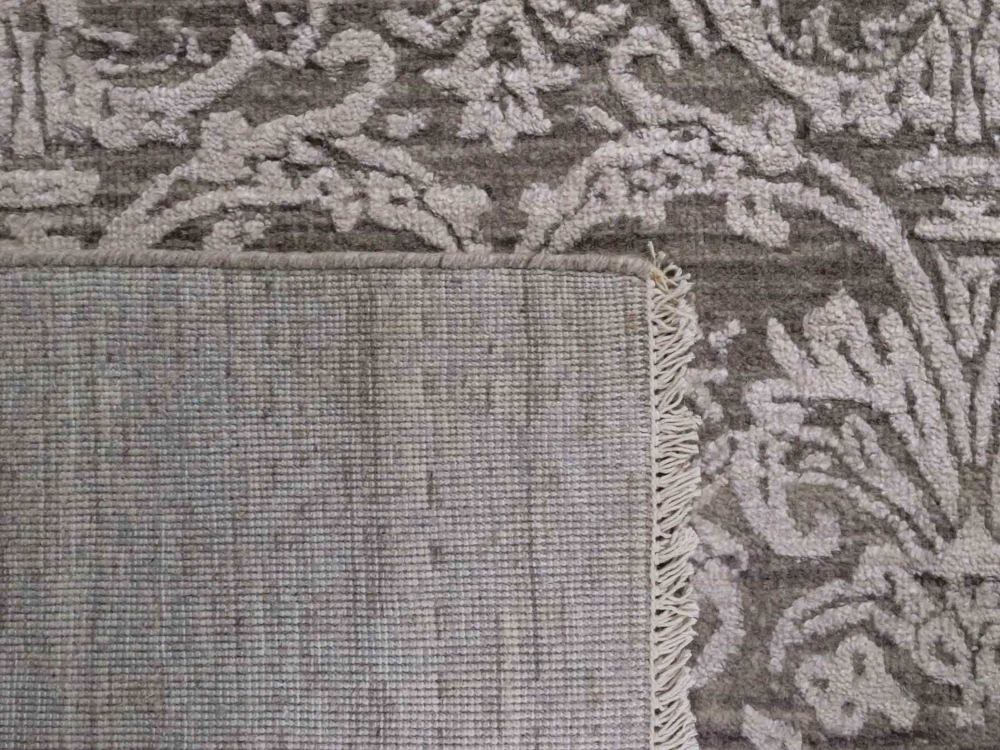 Handgeknüpfter Damask Orientteppich von Khademi aus Wolle mit Viskose, grau. Modernes Vintage-Design. Von Hand geknüpft in Indien. Größe: 243x171cm. Teppichnummer: KB4-1702. Verkauf durch Jupiter Intl.