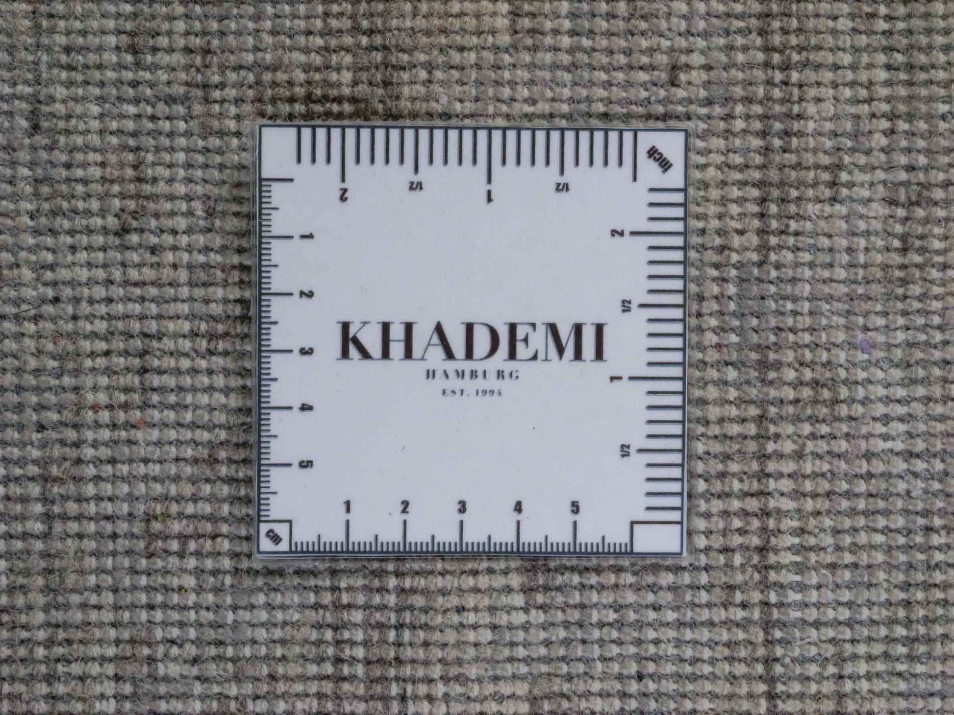 Handgeknüpfter Damask Orientteppich von Khademi aus Wolle mit Viskose, grau. Modernes Vintage-Design. Von Hand geknüpft in Indien. Größe: 243x171cm. Teppichnummer: KB4-1702. Verkauf durch Jupiter Intl.