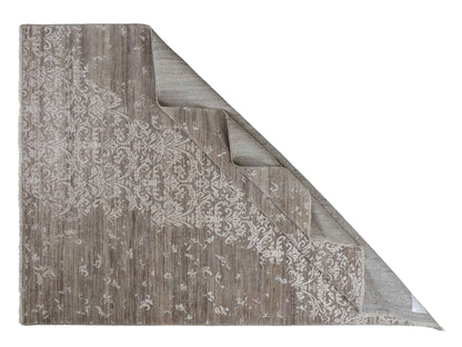 Handgeknüpfter Damask Orientteppich von Khademi aus Wolle mit Viskose, grau. Modernes Vintage-Design. Von Hand geknüpft in Indien. Größe: 243x171cm. Teppichnummer: KB4-1702. Verkauf durch Jupiter Intl.