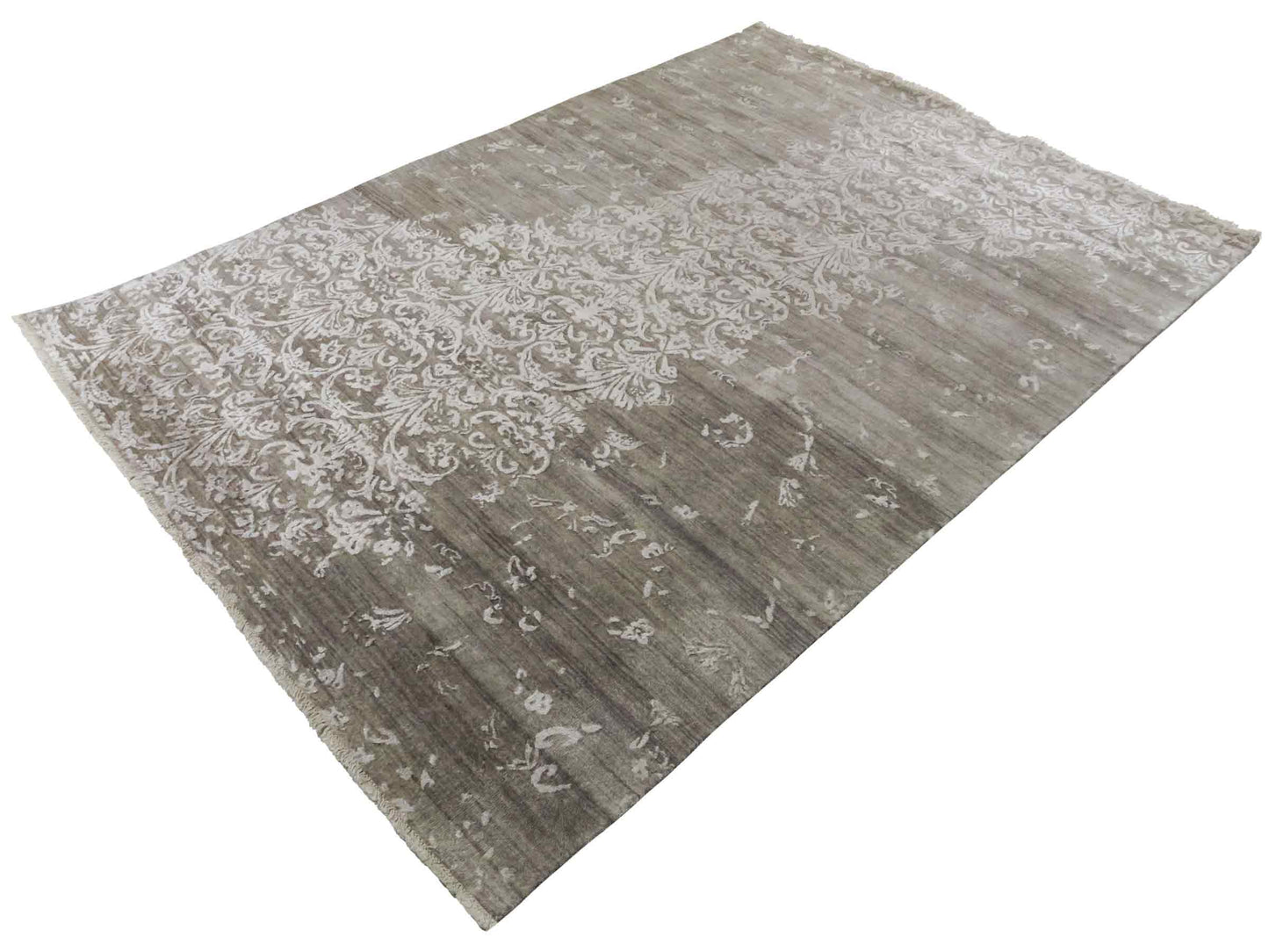Handgeknüpfter Damask Orientteppich von Khademi aus Wolle mit Viskose, grau. Modernes Vintage-Design. Von Hand geknüpft in Indien. Größe: 243x171cm. Teppichnummer: KB4-1702. Verkauf durch Jupiter Intl.