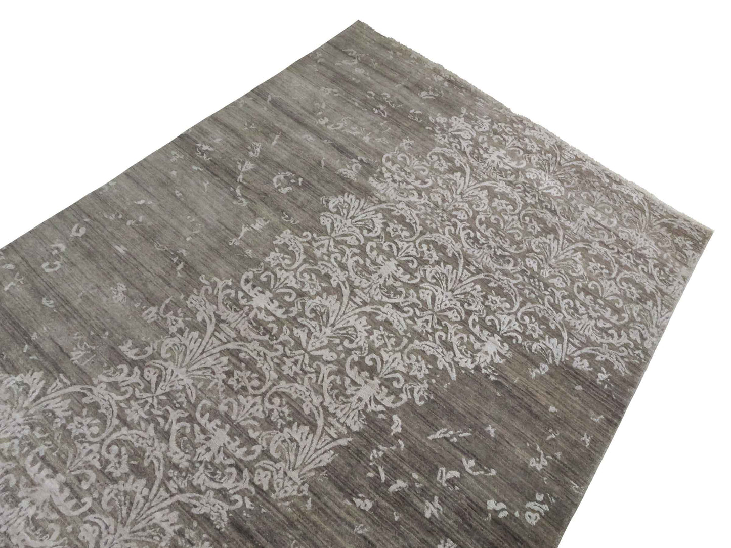 Handgeknüpfter Damask Orientteppich von Khademi aus Wolle mit Viskose, grau. Modernes Vintage-Design. Von Hand geknüpft in Indien. Größe: 243x171cm. Teppichnummer: KB4-1702. Verkauf durch Jupiter Intl.