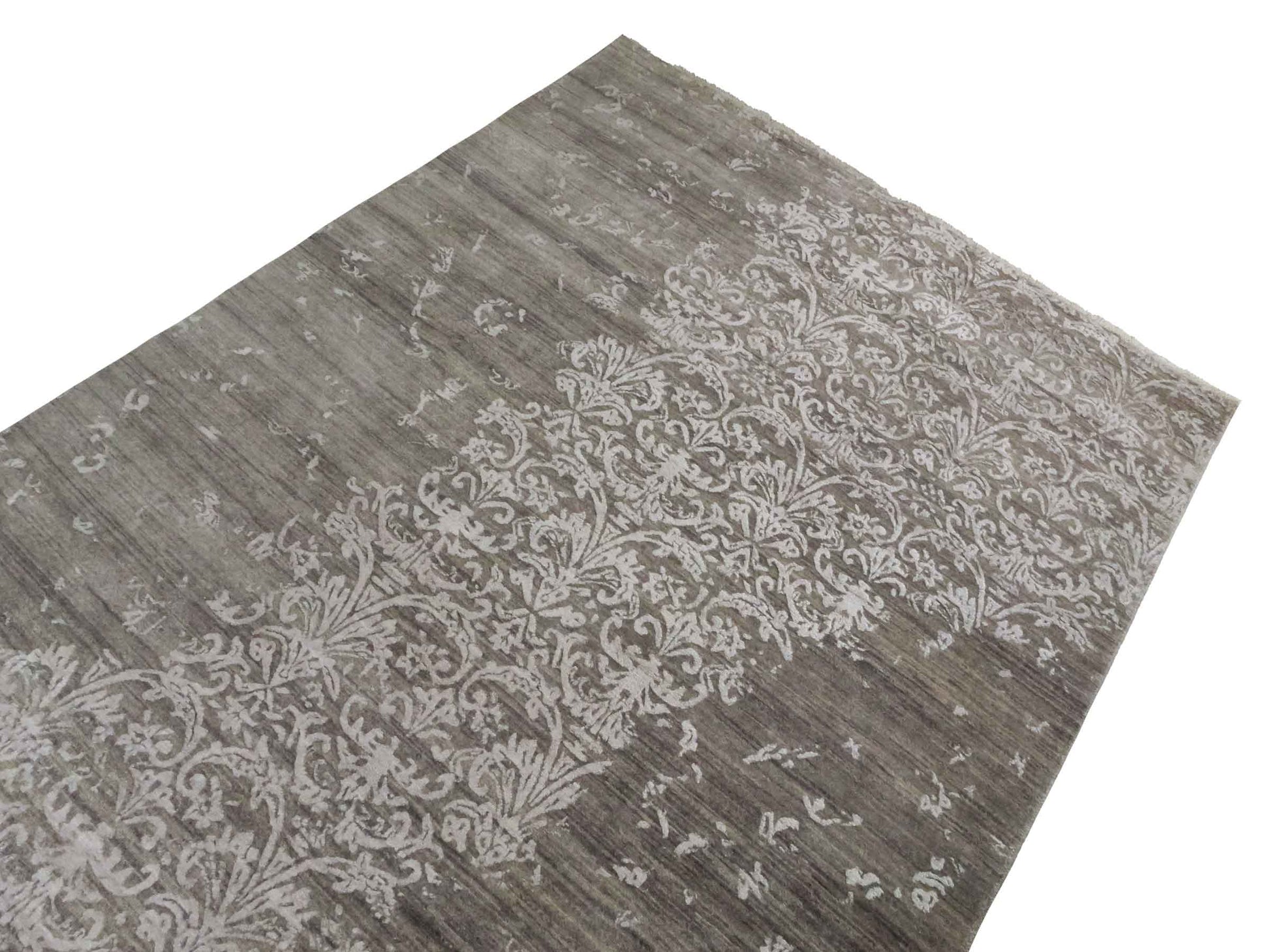 Handgeknüpfter Damask Orientteppich von Khademi aus Wolle mit Viskose, grau. Modernes Vintage-Design. Von Hand geknüpft in Indien. Größe: 243x171cm. Teppichnummer: KB4-1702. Verkauf durch Jupiter Intl.