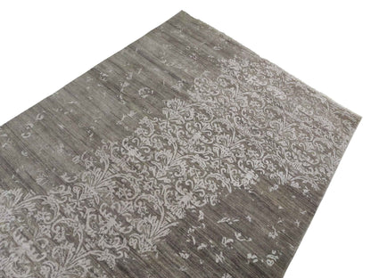 Handgeknüpfter Damask Orientteppich von Khademi aus Wolle mit Viskose, grau. Modernes Vintage-Design. Von Hand geknüpft in Indien. Größe: 243x171cm. Teppichnummer: KB4-1702. Verkauf durch Jupiter Intl.