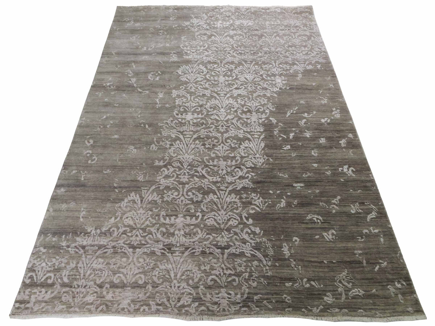 Handgeknüpfter Damask Orientteppich von Khademi aus Wolle mit Viskose, grau. Modernes Vintage-Design. Von Hand geknüpft in Indien. Größe: 243x171cm. Teppichnummer: KB4-1702. Verkauf durch Jupiter Intl.