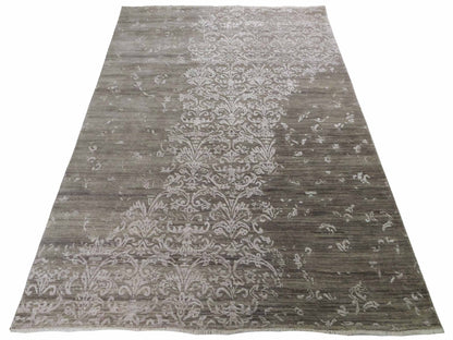 Handgeknüpfter Damask Orientteppich von Khademi aus Wolle mit Viskose, grau. Modernes Vintage-Design. Von Hand geknüpft in Indien. Größe: 243x171cm. Teppichnummer: KB4-1702. Verkauf durch Jupiter Intl.