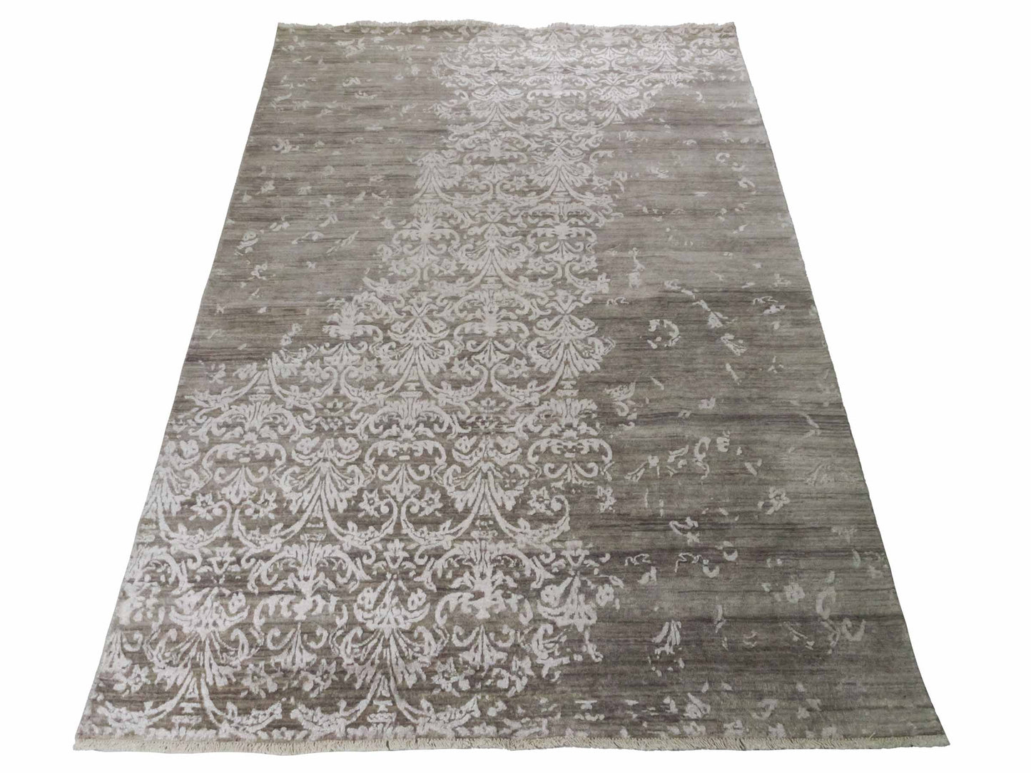Handgeknüpfter Damask Orientteppich von Khademi aus Wolle mit Viskose, grau. Modernes Vintage-Design. Von Hand geknüpft in Indien. Größe: 243x171cm. Teppichnummer: KB4-1702. Verkauf durch Jupiter Intl.