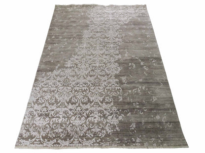 Handgeknüpfter Damask Orientteppich von Khademi aus Wolle mit Viskose, grau. Modernes Vintage-Design. Von Hand geknüpft in Indien. Größe: 243x171cm. Teppichnummer: KB4-1702. Verkauf durch Jupiter Intl.