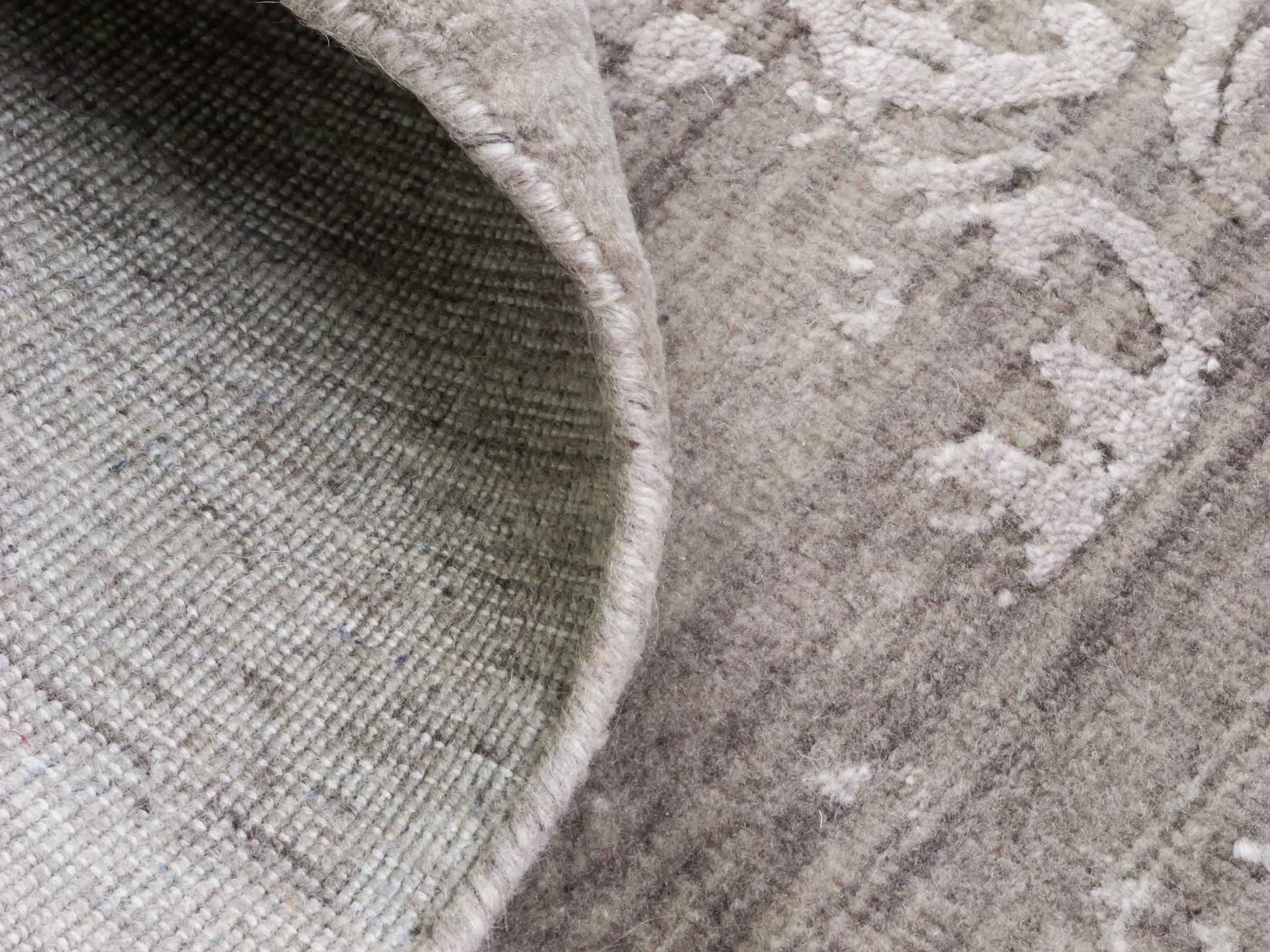 Handgeknüpfter Damask Orientteppich von Khademi aus Wolle mit Viskose, grau. Modernes Vintage-Design. Von Hand geknüpft in Indien. Größe: 243x171cm. Teppichnummer: KB4-1702. Verkauf durch Jupiter Intl.