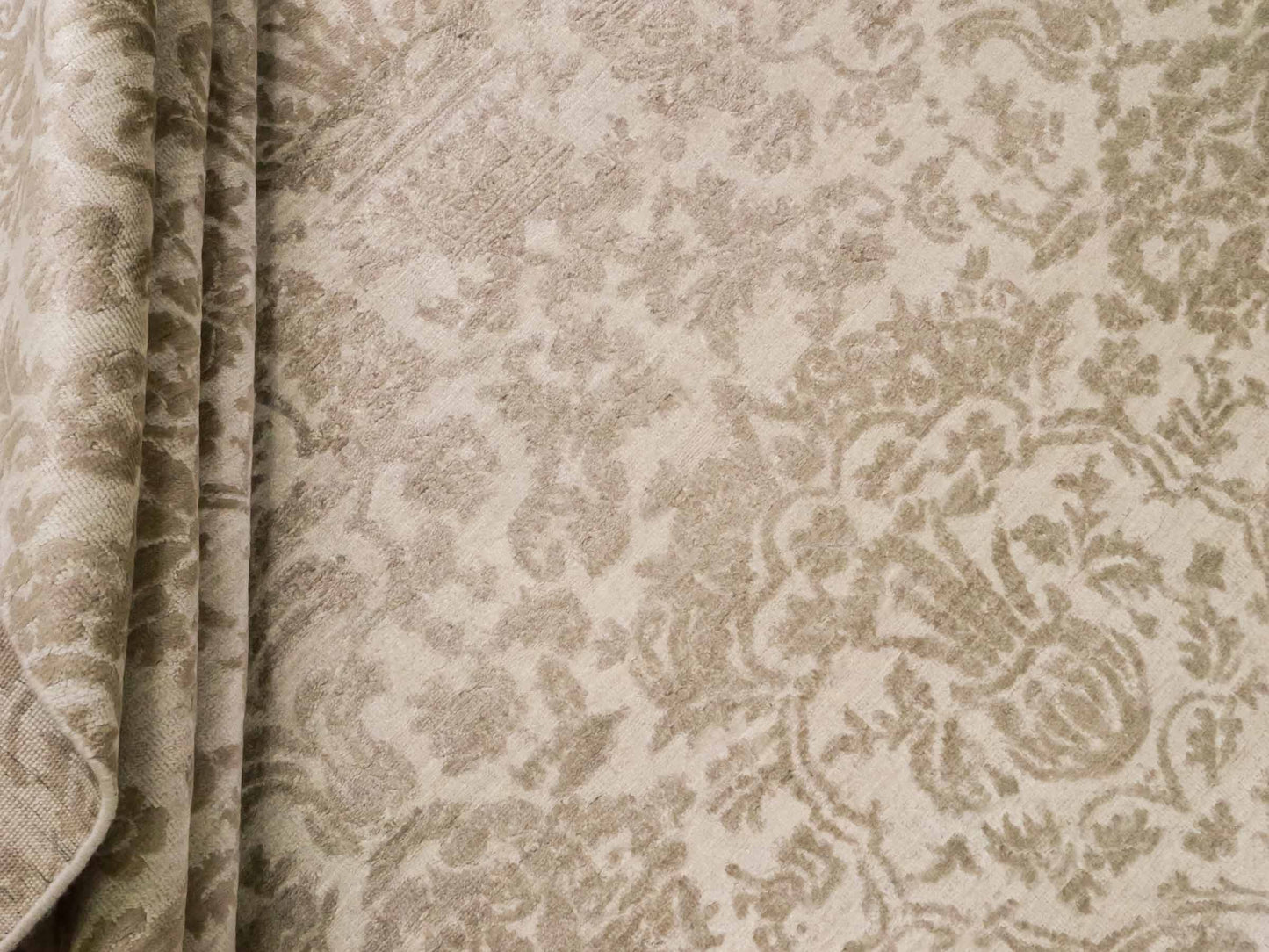 Handgeknüpfter Damask Orientteppich von Khademi aus Wolle mit Viskose, beige, gold, creme. Modernes Vintage-Design. Von Hand geknüpft in Indien. Größe: 295x240cm. Teppichnummer: KB4-1630. Verkauf durch Jupiter Intl.