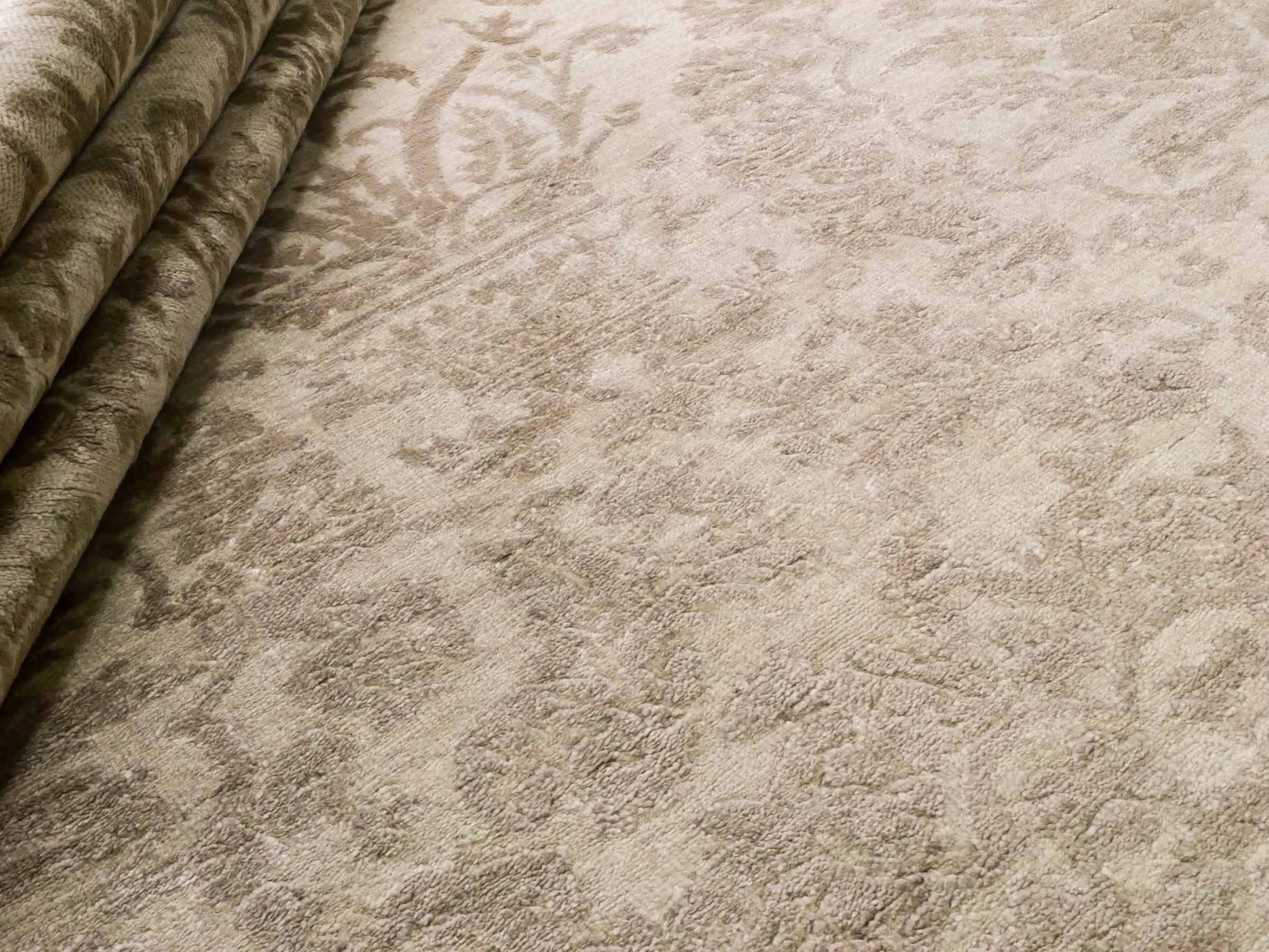 Handgeknüpfter Damask Orientteppich von Khademi aus Wolle mit Viskose, beige, gold, creme. Modernes Vintage-Design. Von Hand geknüpft in Indien. Größe: 295x240cm. Teppichnummer: KB4-1630. Verkauf durch Jupiter Intl.