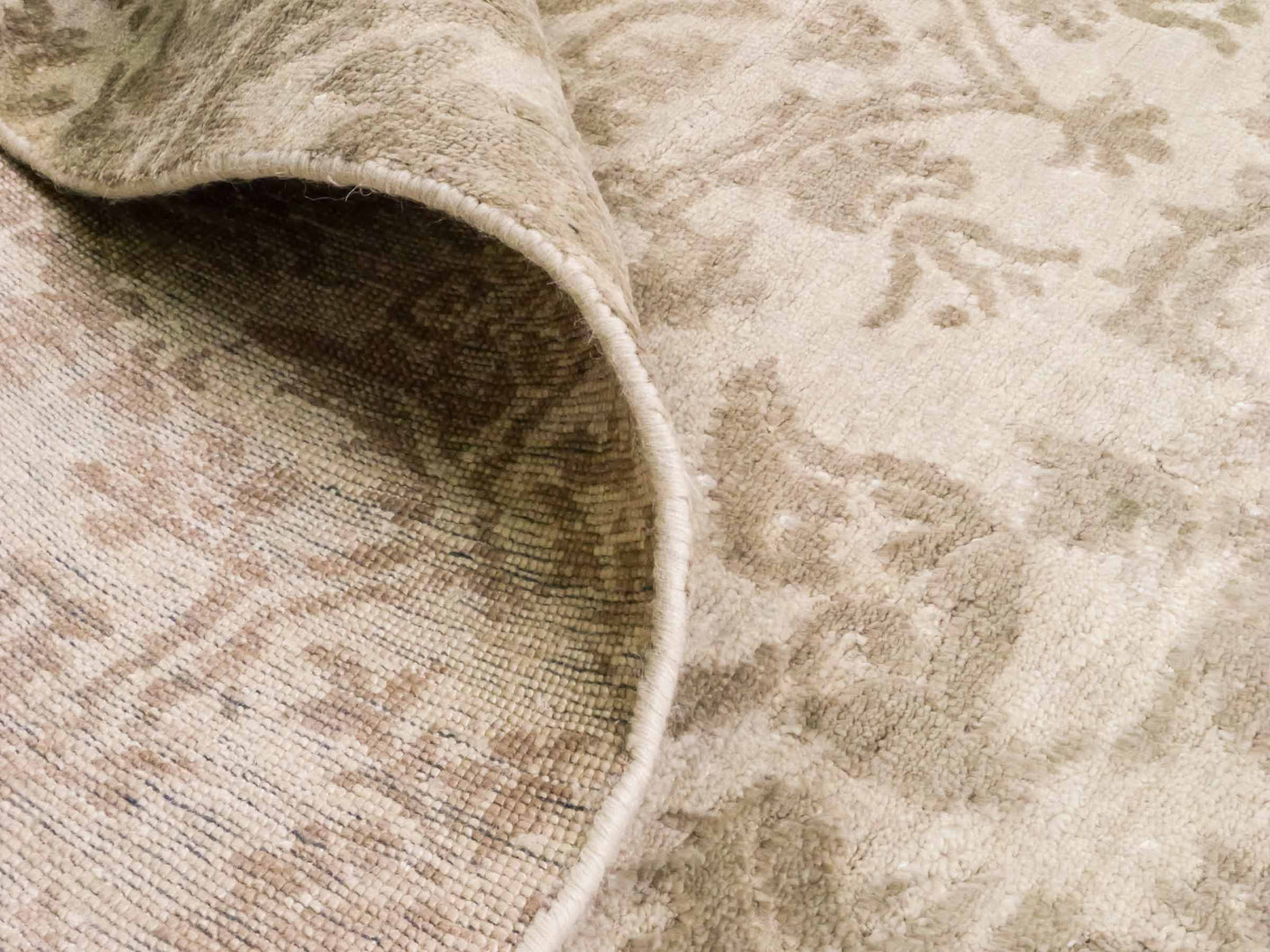 Handgeknüpfter Damask Orientteppich von Khademi aus Wolle mit Viskose, beige, gold, creme. Modernes Vintage-Design. Von Hand geknüpft in Indien. Größe: 295x240cm. Teppichnummer: KB4-1630. Verkauf durch Jupiter Intl.