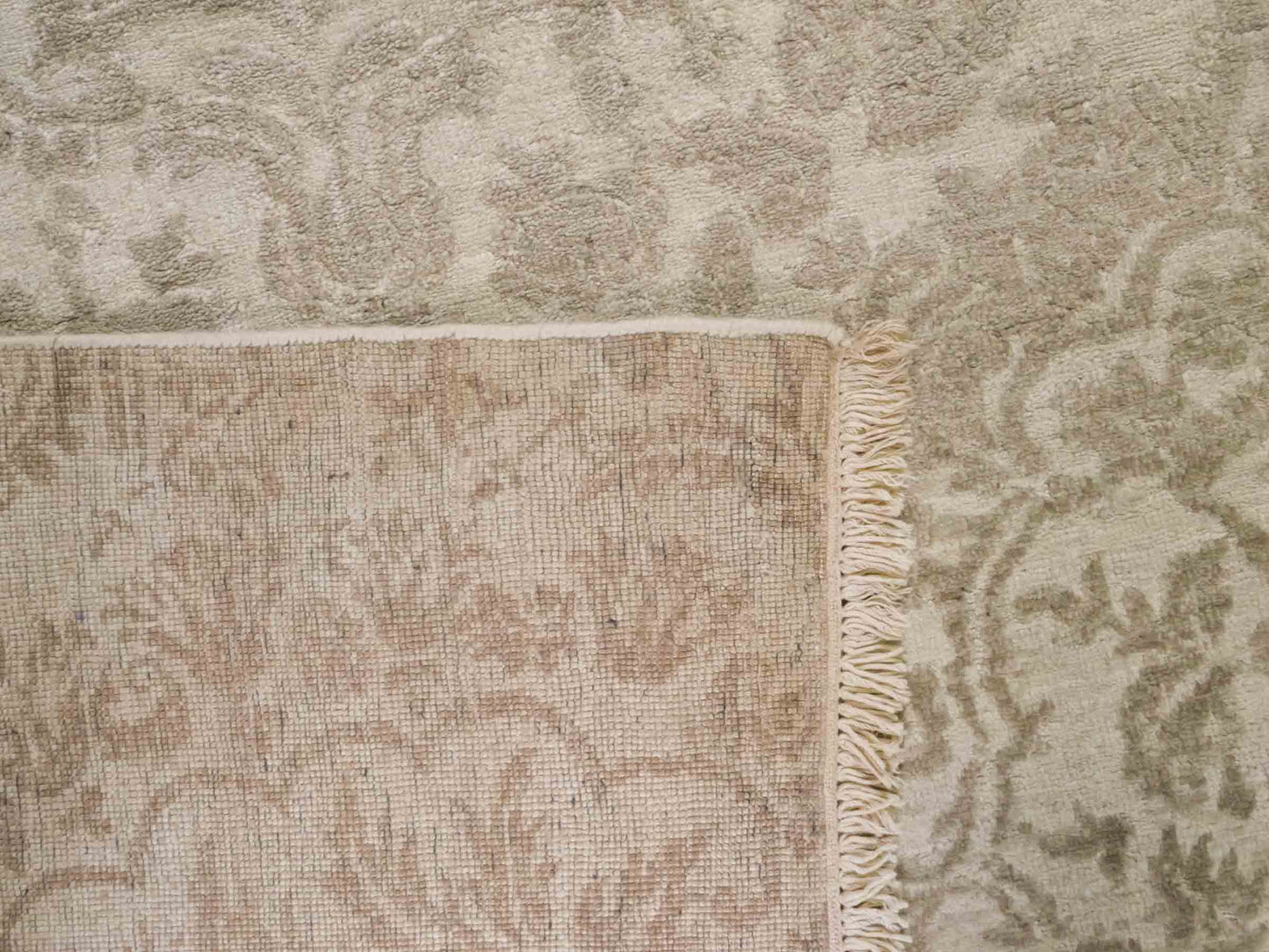 Handgeknüpfter Damask Orientteppich von Khademi aus Wolle mit Viskose, beige, gold, creme. Modernes Vintage-Design. Von Hand geknüpft in Indien. Größe: 295x240cm. Teppichnummer: KB4-1630. Verkauf durch Jupiter Intl.