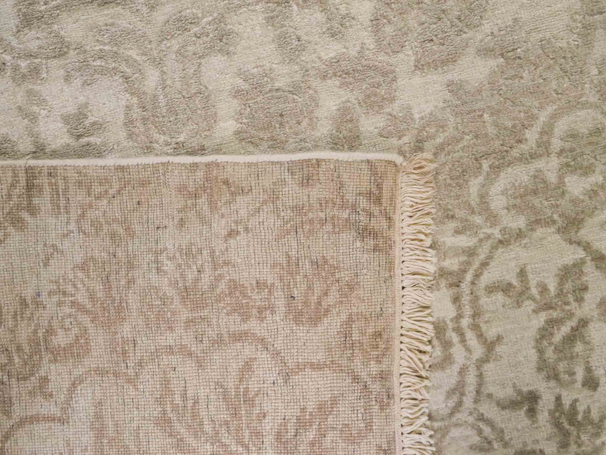 Handgeknüpfter Damask Orientteppich von Khademi aus Wolle mit Viskose, beige, gold, creme. Modernes Vintage-Design. Von Hand geknüpft in Indien. Größe: 295x240cm. Teppichnummer: KB4-1630. Verkauf durch Jupiter Intl.