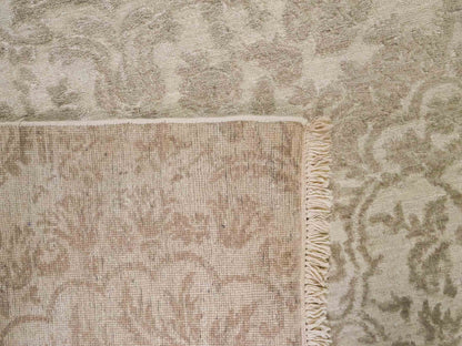 Handgeknüpfter Damask Orientteppich von Khademi aus Wolle mit Viskose, beige, gold, creme. Modernes Vintage-Design. Von Hand geknüpft in Indien. Größe: 295x240cm. Teppichnummer: KB4-1630. Verkauf durch Jupiter Intl.