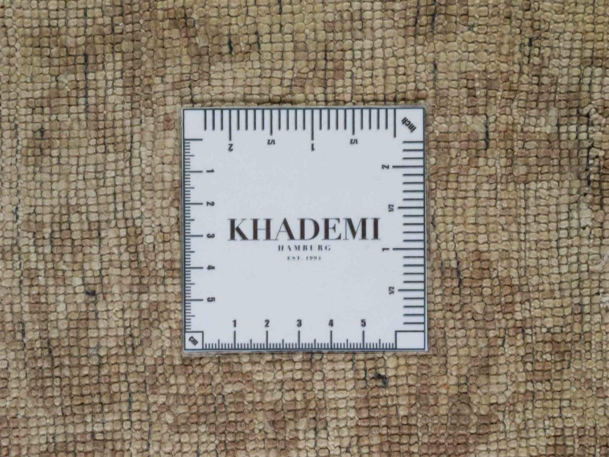 Handgeknüpfter Damask Orientteppich von Khademi aus Wolle mit Viskose, beige, gold, creme. Modernes Vintage-Design. Von Hand geknüpft in Indien. Größe: 295x240cm. Teppichnummer: KB4-1630. Verkauf durch Jupiter Intl.