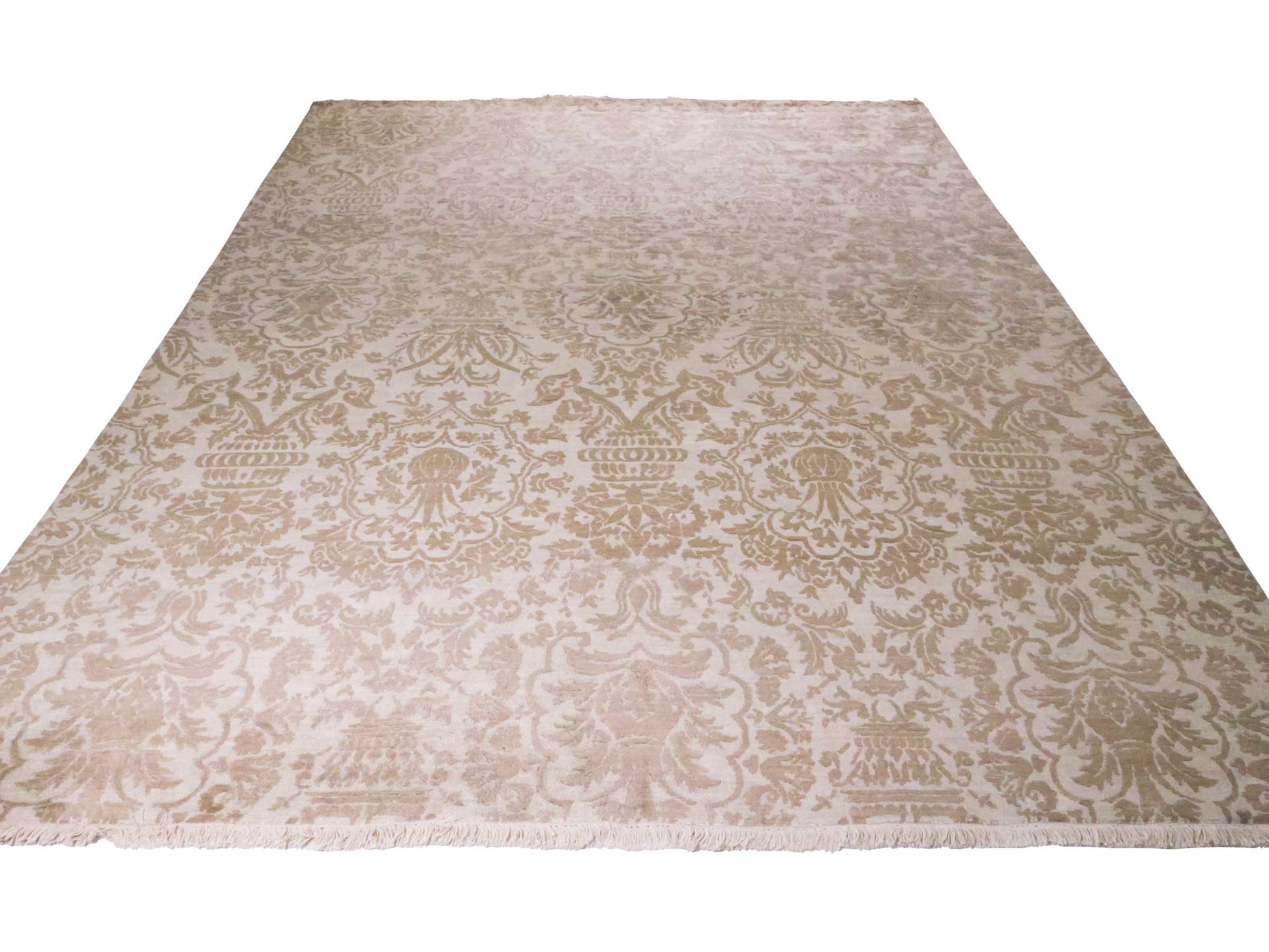 Handgeknüpfter Damask Orientteppich von Khademi aus Wolle mit Viskose, beige, gold, creme. Modernes Vintage-Design. Von Hand geknüpft in Indien. Größe: 295x240cm. Teppichnummer: KB4-1630. Verkauf durch Jupiter Intl.