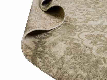 Handgeknüpfter Damask Orientteppich von Khademi aus Wolle mit Viskose, beige, gold, creme. Modernes Vintage-Design. Von Hand geknüpft in Indien. Größe: 295x240cm. Teppichnummer: KB4-1630. Verkauf durch Jupiter Intl.