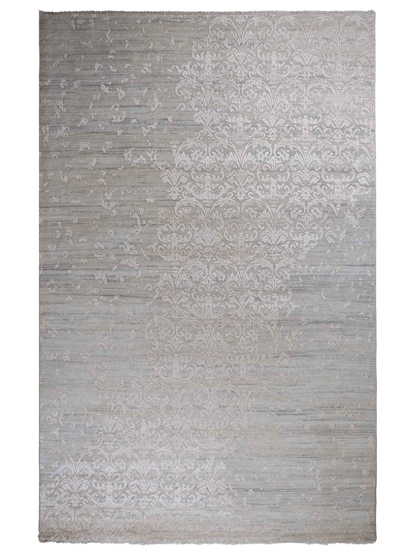 Handgeknüpfter Damask Orientteppich von Khademi aus Wolle mit Viskose, grau, mint, beige. Modernes Vintage-Design. Von Hand geknüpft in Indien. Größe: 304x197cm. Teppichnummer: KB4-1698. Verkauf durch Jupiter Intl.