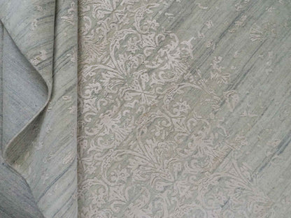 Handgeknüpfter Damask Orientteppich von Khademi aus Wolle mit Viskose, grau, mint, beige. Modernes Vintage-Design. Von Hand geknüpft in Indien. Größe: 304x197cm. Teppichnummer: KB4-1698. Verkauf durch Jupiter Intl.