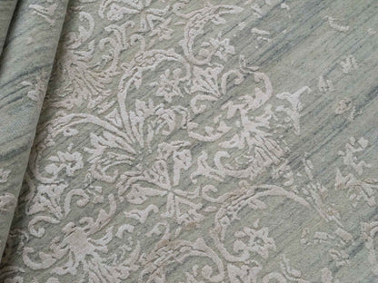 Handgeknüpfter Damask Orientteppich von Khademi aus Wolle mit Viskose, grau, mint, beige. Modernes Vintage-Design. Von Hand geknüpft in Indien. Größe: 304x197cm. Teppichnummer: KB4-1698. Verkauf durch Jupiter Intl.