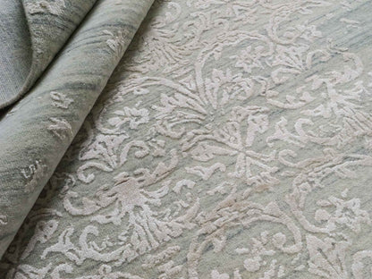 Handgeknüpfter Damask Orientteppich von Khademi aus Wolle mit Viskose, grau, mint, beige. Modernes Vintage-Design. Von Hand geknüpft in Indien. Größe: 304x197cm. Teppichnummer: KB4-1698. Verkauf durch Jupiter Intl.